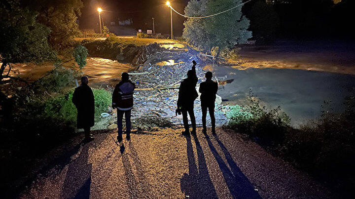 Düzcede sel felaketi: Dokuz köy yolu kapandı 17 ev boşaltıldı