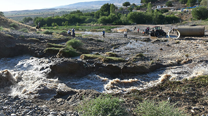Batmanda sulama kanalının sifonu patladı, 120 ton buğday suya kapıldı