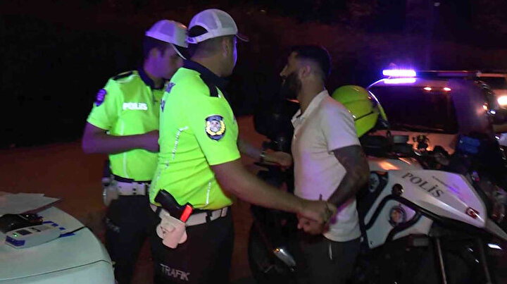Trafik denetiminde ilginç görüntüler: Ehliyetini alıp kaçmak isteyince polis yakaladı