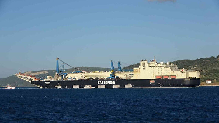 Doğalgaz borularını derin denize indirecek gemi Çanakkale Boğazından geçti