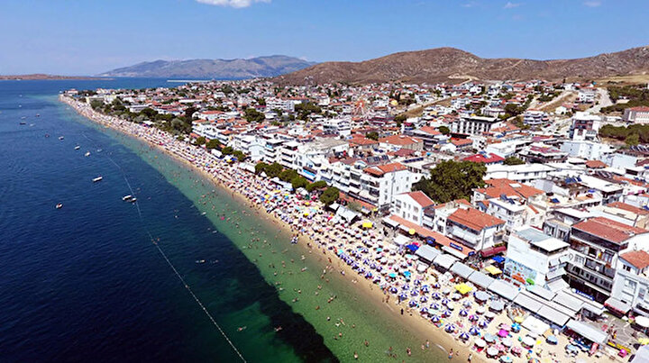 3 bin nüfuslu adaya 180 bin kişi gitti: Yer bulamayan tatilciler banklarda yatıyor