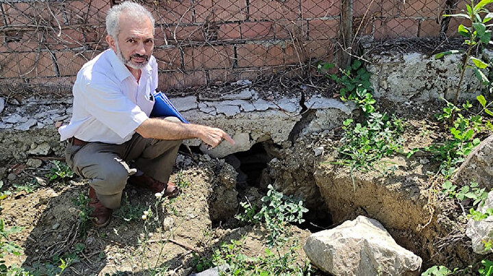 Dev yarıklar oluştu: Korkudan evlerine giremiyorlar