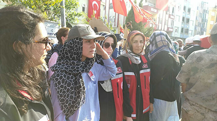 Uzman Onbaşı Mustafa Demire son görev: Şehit ağabeyini asker selamıyla uğurladı
