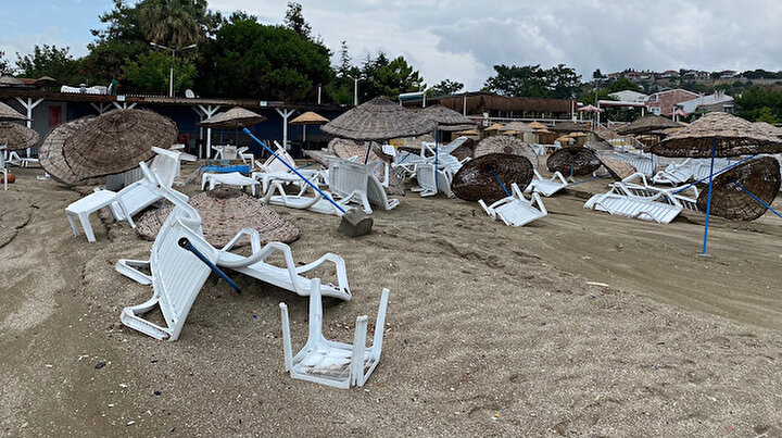 Silivride sel suları plajı vurdu: Şezlonglar akıntıya kapıldı şemsiyeler devrildi