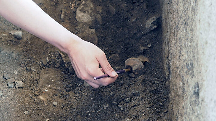 Hepsi villa kazısından çıktı: Terasların en altına gömülmüş halde bulundu