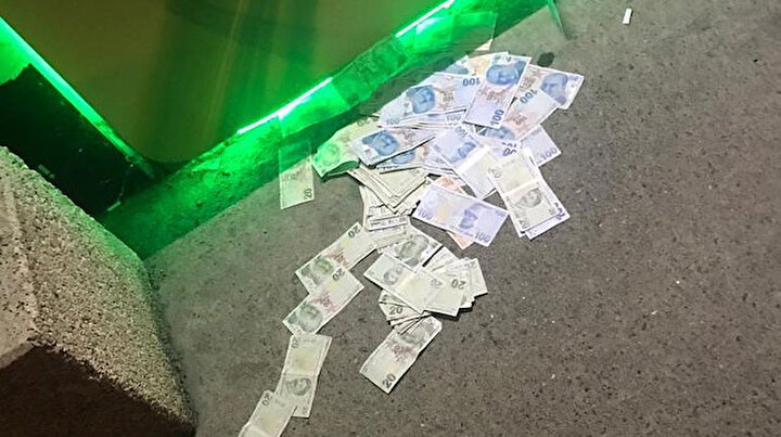 ATM önünde şaşırtan görüntü: Fazla yüklenen paralar yola saçıldı