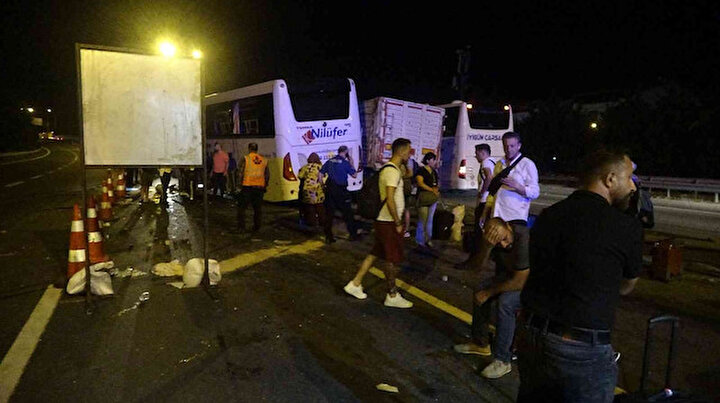 TEM’de zincirleme kaza: Yolcu otobüsündeki sekiz kişi yaralandı