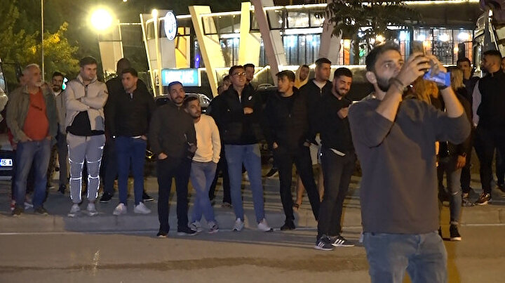 Sözün bitti an: Vatandaşlar film izler gibi izleyip özçekim yaptı