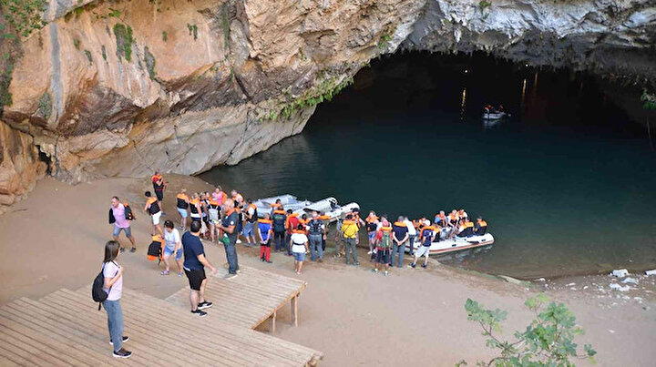 Türkiyenin en uzun yeraltı gölüne ziyaretçi akını