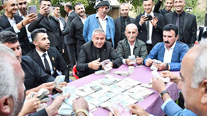 Beş bin kişinin katıldığı düğün için 750 bin liralık masraf yapıldı: Bir milyon liralık takı takıldı