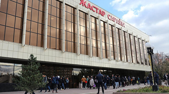 Ruslar Kazakistan’da kimlik numarası almak için sırada bekliyor