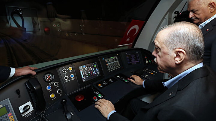 Cumhurbaşkanı Erdoğan vatman koltuğunda: Açılışını yaptığı Pendik-Sabiha Gökçen metrosunu kullandı