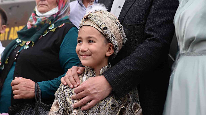 Şehidin oğluna duygulandıran sürpriz: Sünnet törenine babasının ismi yazılı olan zırhlı araçla gitti