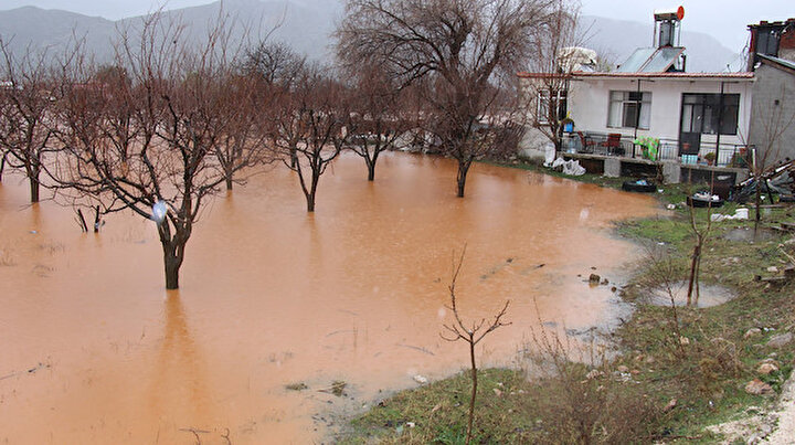 Burdur'da şiddetli yağış: Evler ve tarım arazileri su altında kaldı - Yeni  Şafak