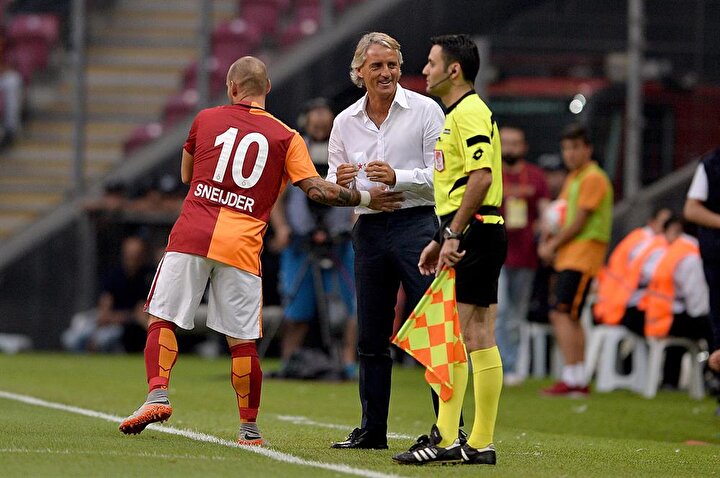 Sneijder Mancini Ye 4 Yildiz Yeni Safak
