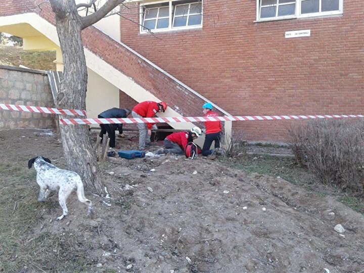 Kuyuya düşen yavru köpek böyle kurtarıldı