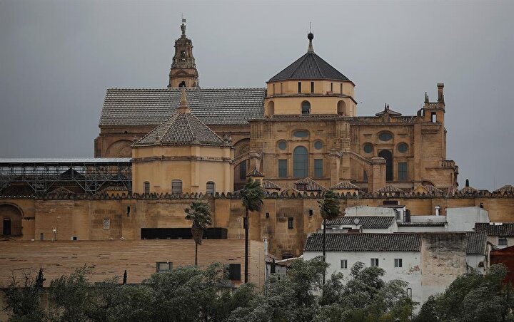 İnşasına da 786 yılında 1. Abdurrahman döneminde başlanan Kurtuba Camii, dünyadaki en fazla sütuna sahip olan mabettir. 