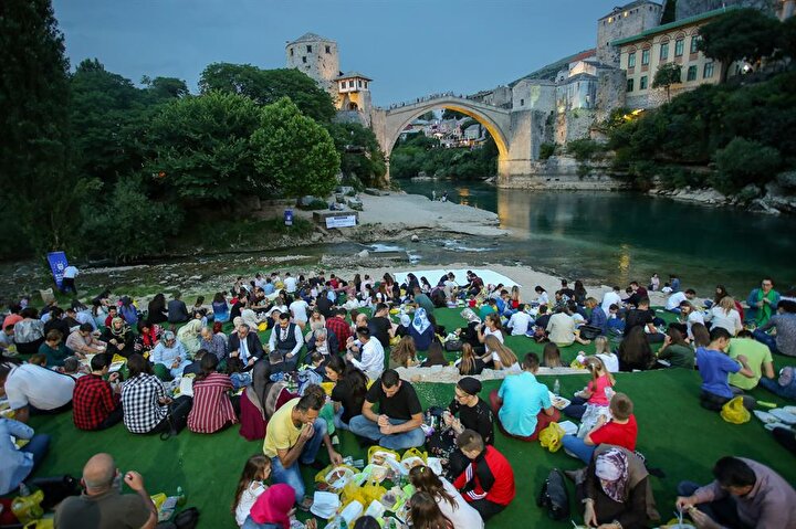 Tarihi Mostar Koprusu Nun Golgesinde Iftar