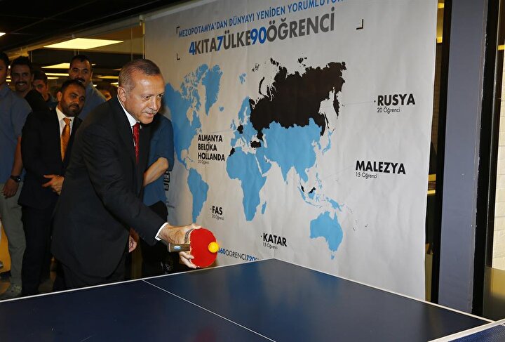 Cumhurbaskani Erdogan Ogrencilerle Masa Tenisi Oynadi