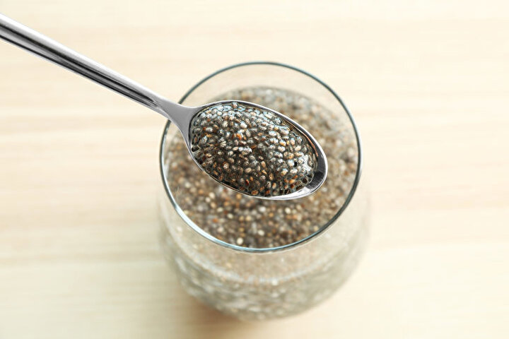 Chia tohumu: Protein, linolenic asit, fenolik asit ve çeşitli vitaminler de içermektedir. Lif bakımından son derece zengin bir kaynaktır. Kan basıncını düşürerek kolesterolü dengeler.