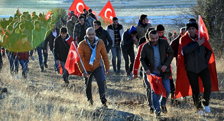 tarihi canlandirdilar binlerce erzurumlu aziziye tabyalari na yurudu yeni safak
