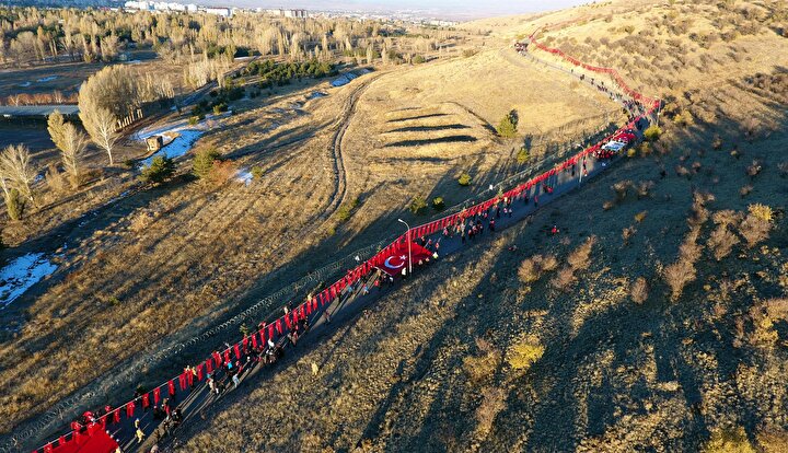 tarihi canlandirdilar binlerce erzurumlu aziziye tabyalari na yurudu yeni safak