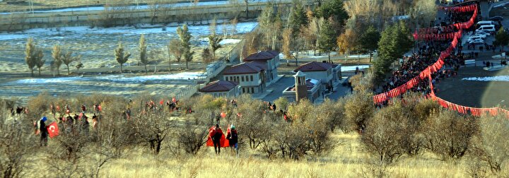 tarihi canlandirdilar binlerce erzurumlu aziziye tabyalari na yurudu yeni safak