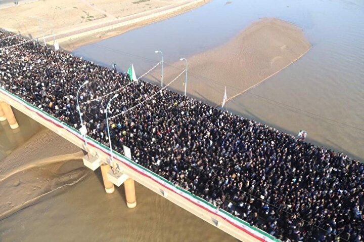 İran Devrim Muhafızları Kudüs Gücü Komutanı Kasım Süleymani’nin cenazesi, İran’ın Ahvaz kentine getirildi.