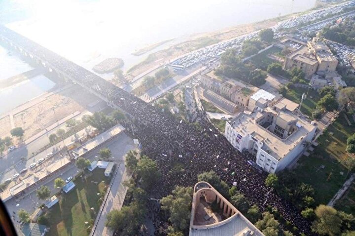  Binlerce kişi sokaklara dökülerek, ‘ABD’ye ölüm’ sloganları atıyor ve intikam için bağırıyor. Süleymani’nin cenazesi, Ahvaz’da düzenlenen töreninin ardından Kirman’a gönderilecek.