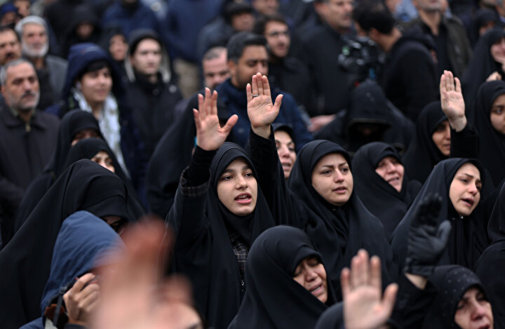 Saldırıya ilişkin açıklama yapan İran Dini Lideri Ayetullah Hamaney, kınama mesajında sert bir intikamın alınacağını vurgulayarak, “Süleymani’nin şehadeti bizim için acı vericidir ancak bu yoldaki zaferimiz katilleri için daha da acı olacaktır” ifadelerini kullandı.