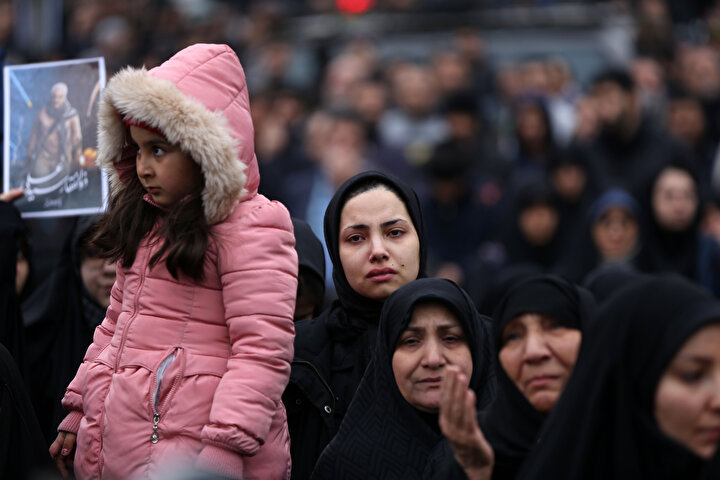 İran Devrim Muhafızları yayımladığı bildiride, Kudüs Gücü Komutanı Tuğgeneral Süleymani’nin hayatını kaybettiğini doğrularken, İran Milli Güvenlik Konseyi olağanüstü toplantı kararı aldı.