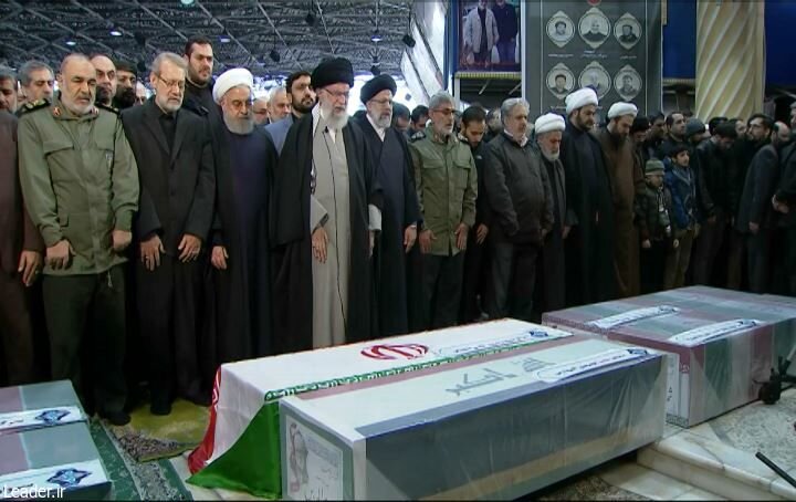 Süleymaninin cenazesi, İranın Meşhed kentindeki tören sonrası başkent Tahran’a götürüldü.Cenaze töreni öncesi İran dini lideri Ali Hamaney, Süleymani’nin cenazesinin başında dua etti.