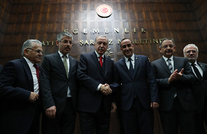 Belediye Başkanlarının rozetlerini Cumhurbaşkanı Erdoğan taktı.