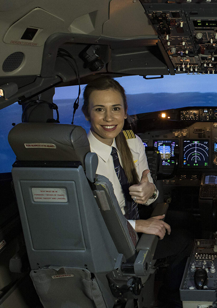 Eşi de THYde Boeing 777 tipi uçaklarda kaptan olan Selin Sevimli, Evde iki pilotun olması özel hayatınıza nasıl yansıyor? sorusuna, Kesinlikle çok olumlu yansıyor çünkü eşim de THYde uçuyor. O da Boeing 777 kaptanı, ben de Boeing 737de kaptanım fakat şirketimizin sağladığı bizlere bir avantaj var o da belirli boş günlerimiz var. Şirkette beraber görev yapan eşlere boş günleri beraber planlıyorlar.Dolayısıyla bizim için çok güzel bir fırsat ve boş günleri beraber değerlendiriyoruz.Uçuşta olduğumuz zamanda ikimiz de beraber uçuşta oluyoruz. Dünyanın farklı yerinde olsak bile diye cevap verdi.