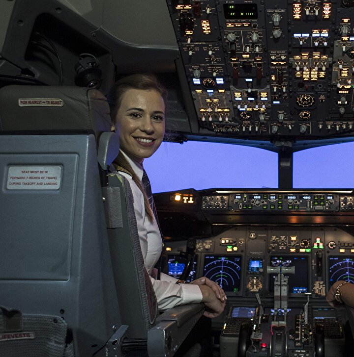 Eşi de pilot olan THY kaptan pilotu Selin Sevimli, “Son dönemde biraz daha aşina olunmaya başlandı. Fakat şaşıran yolcularımız olabiliyor. Bazen anons da sesimizi duyduklarında kabin ekibimize şaşkınlıklarını ve mutluluklarını ileten yolcularımız oluyor” dedi ve ekledi: “Bu tabii ki de bizi çok mutlu ediyor. Uçuş sonrası da denk geldiğimiz yolcularımız da bize mutluluklarını, duygularını dile getirdiklerinde bize her zaman motivasyon kaynağı oluyor. Umarım günden güne sayımız artarak devam eder ve bu artık olağan halde devam eder”