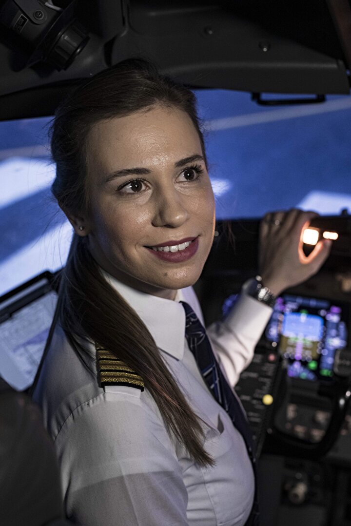 Erken yaşta pilot olmanın kendisi için mutluluk verici olduğunu dile getiren THYnin en genç kaptan pilotu Selin Sevimli, 29 yaşındayım ve yaklaşık 6 ay önce bütün kaptanlık eğitimlerimi bitirdim ve Boeing 737 filosunda kaptan olarak uçuyorum. Ben Anadolu Üniversitesi Pilotaj mezunu olduğum için bu mesleğe daha erken başlama fırsatı buldum. Dolayısıyla 22 yaşında şirkete girmiştim. 7nci yılımı doldurdum 8inci yılımdayım. Erken yaşta bu mesleğe adım atmak benim için çok mutluluk verici dedi.