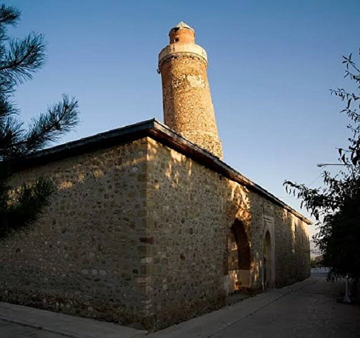 Elazığ Harput’ta bulunan ve yüzyıllara meydan okuyan Ulu Camisi’nin, 1156 yılında Artuklu beylerinden Kara Arslan tarafından inşa edildiği biliniyor.