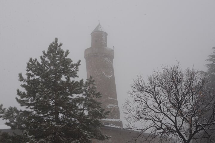  Kesme taştan yapılan caminin Selçuklu motifleriyle bezeli minaresi de prizmal bir kaide üzerine taş örgüyle yapılmış. Çeşitli efsanelere de konu olan minare doğuya doğru 7 derecelik eğik durmasıyla ünlendi. Ulu Camisi ve minaresi, deprem fay hattı üzerinde bulunan Elazığ’da, şu ana kadar yaşanan depremlerde hasar almadı.