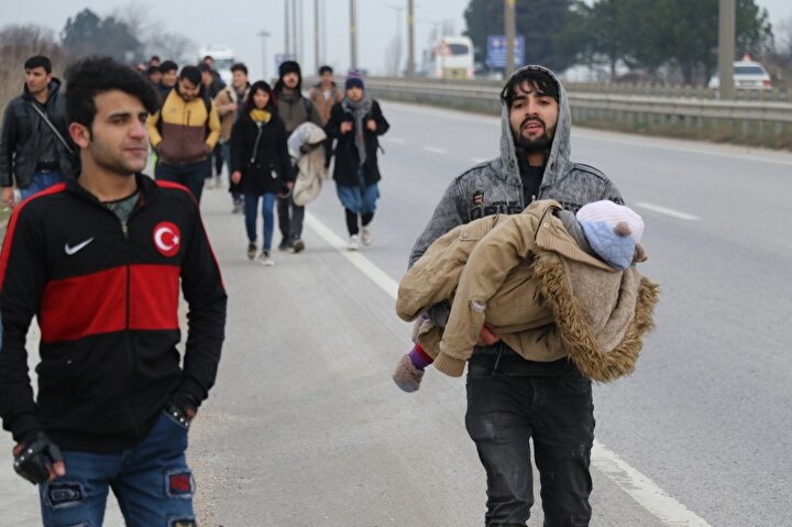 Aralarında Suriye, İran, Irak, Fas, Pakistanlıların da bulunduğu göçmenler, İdlibdeki saldırının ardından kendi aralarında haberleşerek Yunanistana geçmek için Edirneye geldiklerini söyledi. 