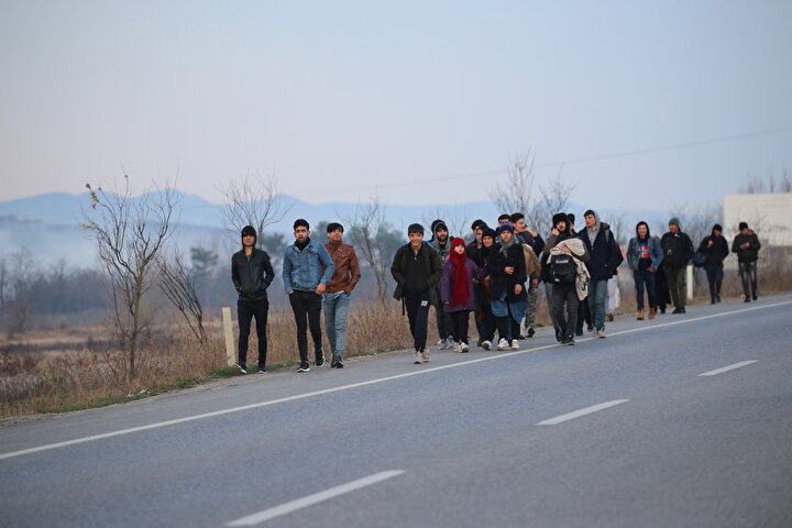 Suriyede rejim güçlerinin İdlibdeki Türk askerlerine yönelik hava saldırısının ardından Türkiyenin ABye gitmek isteyen mültecileri durdurmama kararı aldığı yönündeki açıklamalardan sonra Edirnede bir grup göçmen Yunanistana gitmek için sınırına yürüdü. 