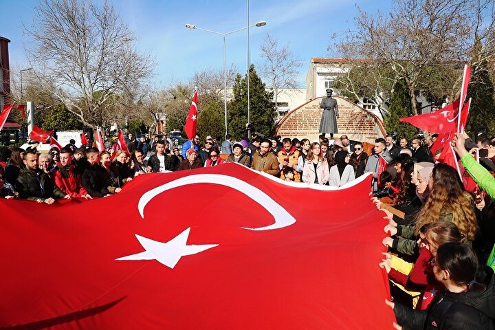 Çanakkalede Cumhuriyet Meydanında toplanan yüzlerce kişi, şehit düşen Mehmetçikler için saygı duruşunda bulunarak İstiklal Marşı okudu.