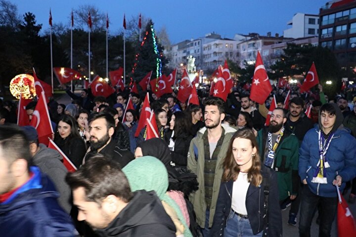Kırklarelinde, İdlibde rejim unsurlarının hava saldırısında şehit olan Mehmetçikler için yürüyüş düzenledi. Farklı takımların taraftar grupları ve üniversite kulüplerinin, sosyal medya üzerinden yürüyüş yapılacağı çağrı üzerine vatandaşlar Özgürlük ve Demokrasi Meydanında toplandı. Ellerinde Türk bayraklarıyla Şehitler ölmez vatan bölünmez, Vatan sana canım feda, Herşey vatan için sloganları atan grup, İdlibde rejim unsurlarının hava saldırısında şehit olan askerlerin isimlerini tek tek okuyarak Burada diye bağırdı.