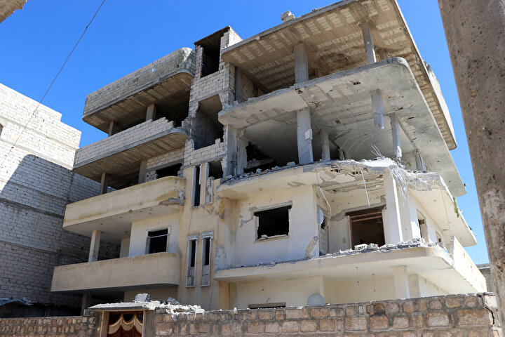 Bombardımanın kesilmesiyle DHA ekibi ve bölgede bulunan basın mensupları ve siviller güvenli bölgeye geçti.