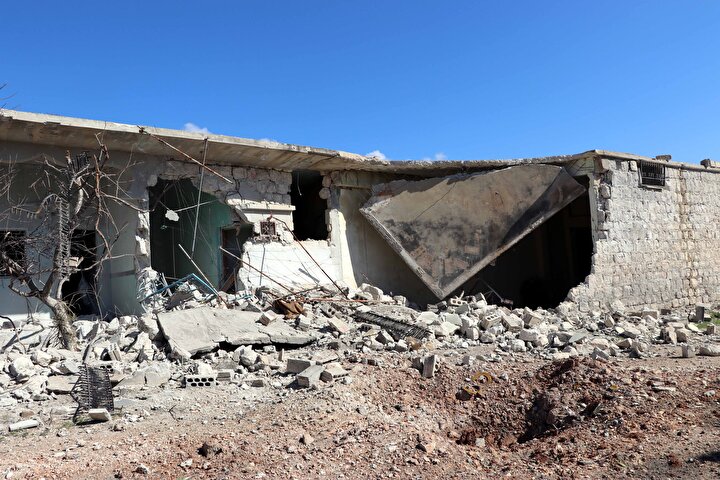 Ateş altında kalan Suriyeliler, Türkiye sınırına göç etmeye devam ediyor. Saldırılar öncesi 4 milyon olan kentin nüfusu, rejimin bombardımanıyla birlikte yarı oranında azaldı.