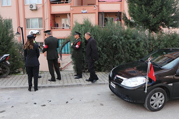 Şehidin baba evinin bulunduğu apartmana ve sokağa Türk bayrakları asıldı. Pamukkale Belediyesi tarafından sokağa taziye çadırı kuruldu.