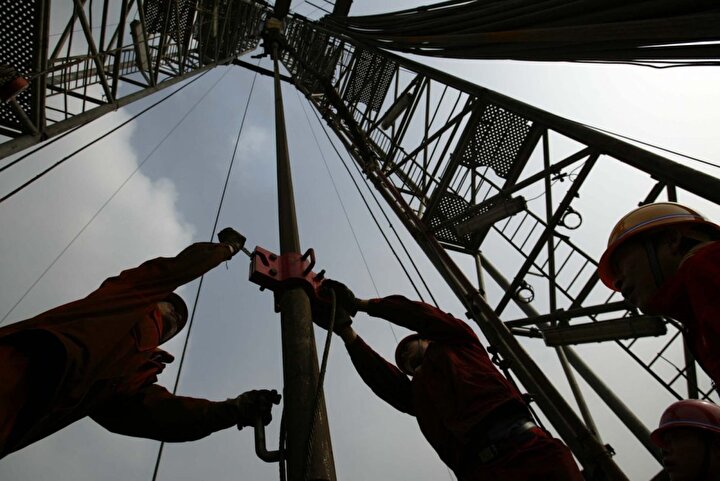 Petrol İhraç Eden Ülkeler Örgütünün (OPEC) Üretim kesintisini sürdürme konusunda anlaşamaması sonrası petrol fiyatları tarihi dip seviyeye indi.
