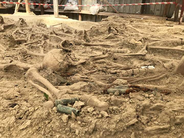KAZIDA BULUNAN PATLAMAMIŞ TOP MERMİLERİ İMHA EDİLDİŞehit mezarlarının bulunduğu alanın hemen yakınında kazılar sırasında bulunan binlerce mermi, yüzlerce top mermisi, şarjörler, kılıçlar, pusulalar, asker mataraları, top arabası tekerlekleri ve çok sayıda şarapnel parçası ise bölgede çok büyük bir savaşın yaşandığını gösteriyor.