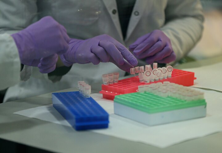 Firma, Gebzedeki Ar-Ge merkezinde bir ay süren çalışmaların ardından yaklaşık 3 saat içerisinde sonuç veren moleküler tabanlı test kiti geliştirmeyi başardı. Kit, 50 ila 100 hastayı test etmek için yeterli reaktif içeriyor.