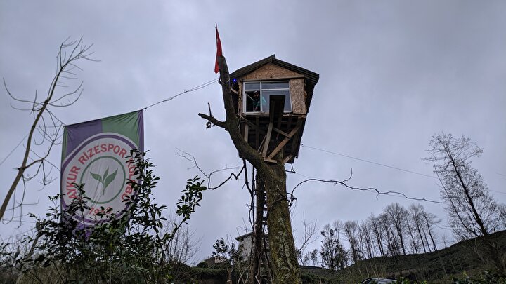 Koronavirüs tehlikesi geçinceye kadar ağaç evde kalacağını söyleyen Öztürk, Koronavirüse karşı kendime güvenli bir yer oluşturdum. Burada kalıyorum. Tek başıma insanlardan uzak kafamı da dinliyorum. Bol bol çay içip, manzaranın tadını çıkıyorum. Bu virüsü insan taşıyor. Önlem almamız lazım. Çok ziyaretçi almıyorum gelen olursa ilk işim kolonya tutmak oluyor dedi.