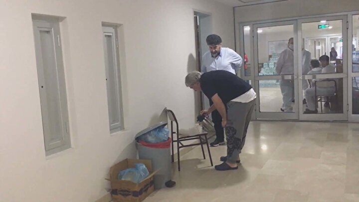 Yılmaz, Burada tek eksiğimiz, hijyenik kadın pediydi. Bize verilen malzemelerin içine koymamışlar, ben de ihtiyacımdan fazla olanı koridoruma bıraktım. Karşı koridora da aynı şekilde. Bizim karşı koridora geçmemiz yasak ama bir polis beyden rica ettim, iki koridora da paylaştırdım fakat sonuç olarak biz burada çok fazla kişi yaşıyoruz ve birbirimizden haberimiz yok. Tek eksiğimiz ped, bu düşünülmemiş. Bunu paylaşırken bir not yazıştım. Sonra onun üzerine bir hanımefendi teşekkür etmiş not ile mesela. Demek ki buna bir ihtiyaç var, bu belirtilmesi gereken bir durum ki temin edilebilsin ifadelerini kullandı.